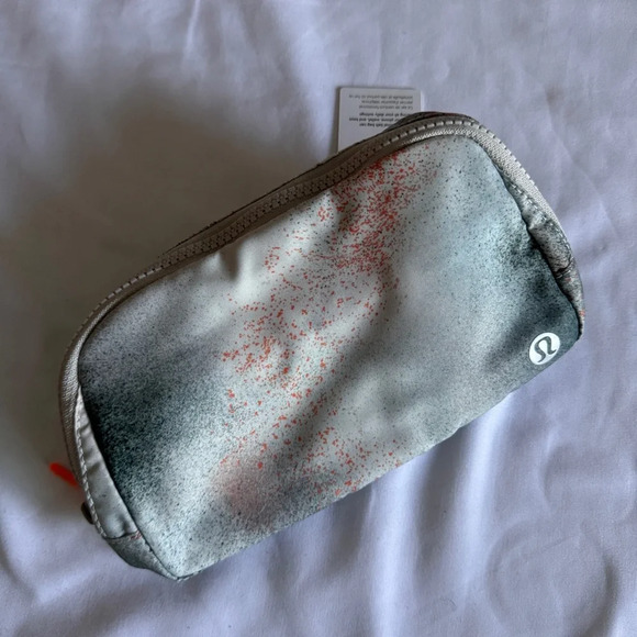 🆕🩶 Lululemon OG Everywhere Belt Bag - Spray Camo Silver Blue Multi Dove Grey - Picture 1 of 8